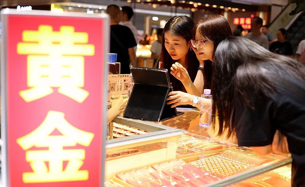 C&oacute; lương l&agrave; đi mua v&agrave;ng: Phải cầm được v&agrave;ng trong tay, chi ti&ecirc;u mua sắm g&igrave; cũng xếp sau v&agrave;ng hết- Ảnh 2.