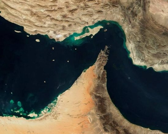 Eo biển được mệnh danh l&agrave; "yết hầu năng lượng" của thế giới: 20 triệu th&ugrave;ng dầu đi qua mỗi ng&agrave;y, hiện 3.200 t&agrave;u đang bị mắc kẹt- Ảnh 1.