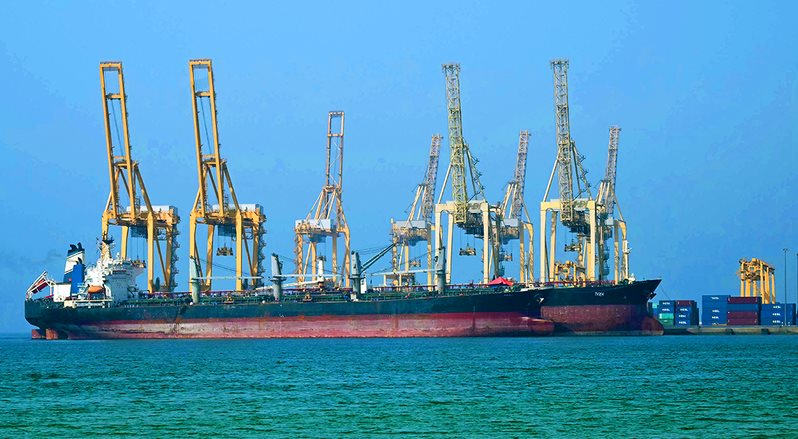 Eo biển được mệnh danh l&agrave; "yết hầu năng lượng" của thế giới: 20 triệu th&ugrave;ng dầu đi qua mỗi ng&agrave;y, hiện 3.200 t&agrave;u đang bị mắc kẹt- Ảnh 2.