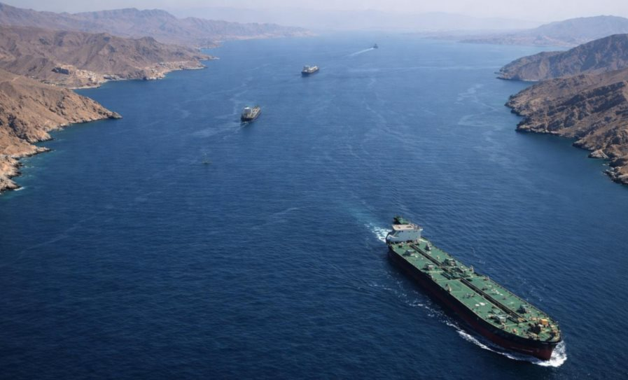 Eo biển được mệnh danh l&agrave; "yết hầu năng lượng" của thế giới: 20 triệu th&ugrave;ng dầu đi qua mỗi ng&agrave;y, hiện 3.200 t&agrave;u đang bị mắc kẹt- Ảnh 3.