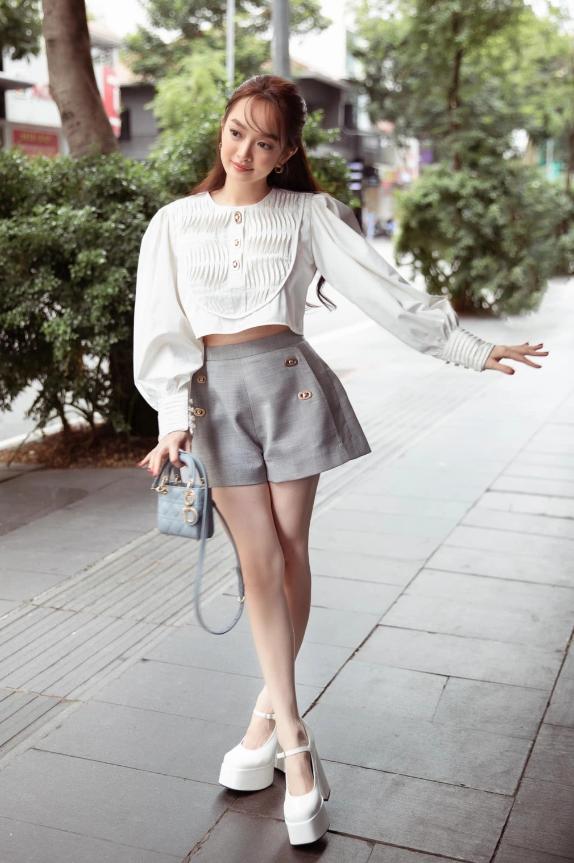 Mỹ nh&acirc;n chỉ cao 1m50 nhưng mặc đẹp kh&ocirc;ng trượt ph&aacute;t n&agrave;o, xuất hiện ở đ&acirc;u th&igrave; nơi đ&oacute; l&agrave; Paris Fashion Week- Ảnh 9.