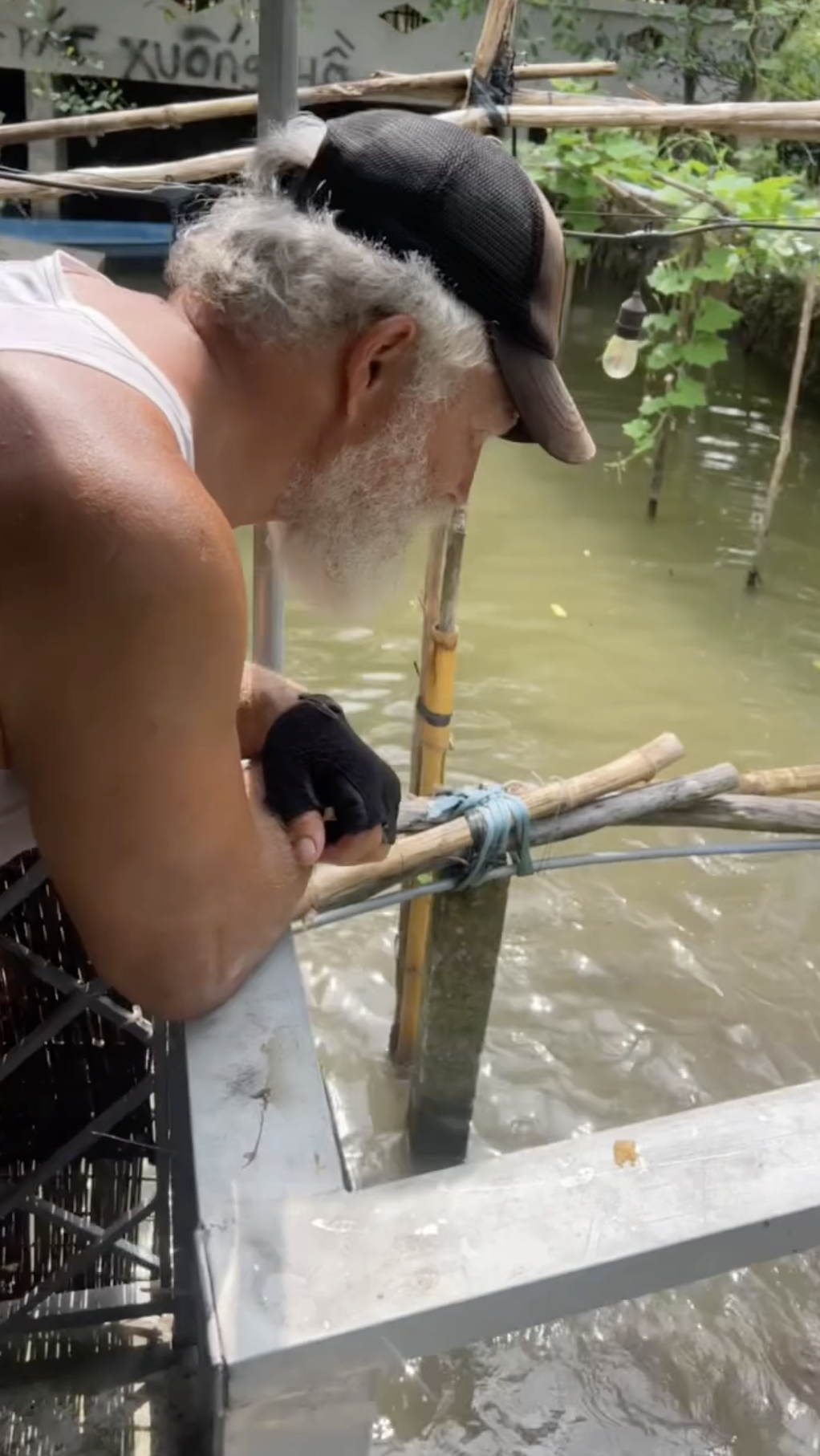 Kh&aacute;ch T&acirc;y tấp v&agrave;o nh&agrave; d&acirc;n Đồng Th&aacute;p ăn uống no say rồi may đồ trả c&ocirc;ng- Ảnh 2.