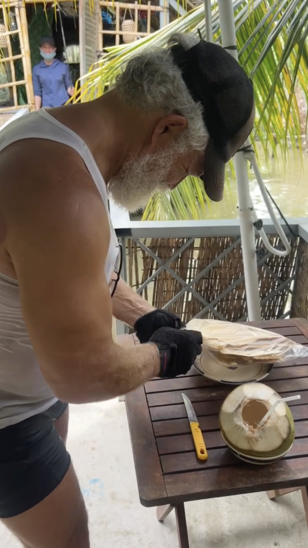 Kh&aacute;ch T&acirc;y tấp v&agrave;o nh&agrave; d&acirc;n Đồng Th&aacute;p ăn uống no say rồi may đồ trả c&ocirc;ng- Ảnh 3.