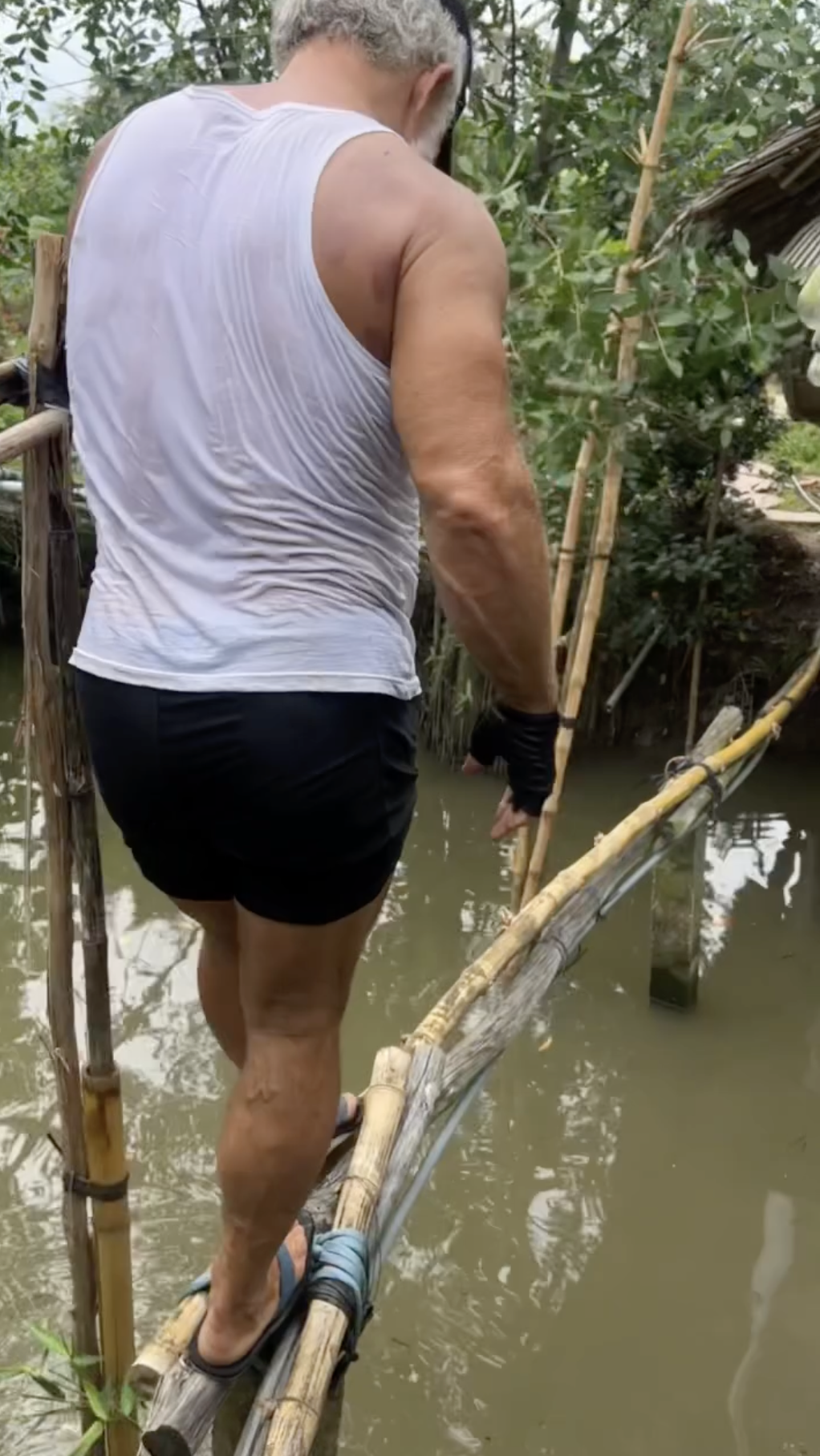 Kh&aacute;ch T&acirc;y tấp v&agrave;o nh&agrave; d&acirc;n Đồng Th&aacute;p ăn uống no say rồi may đồ trả c&ocirc;ng- Ảnh 4.