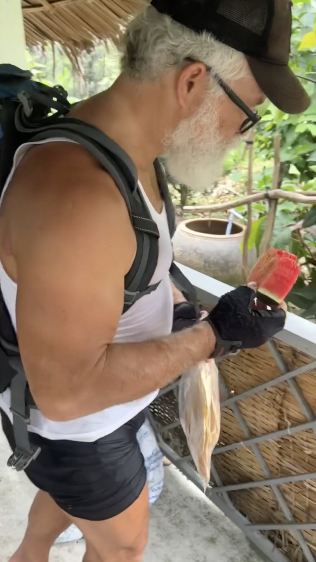 Kh&aacute;ch T&acirc;y tấp v&agrave;o nh&agrave; d&acirc;n Đồng Th&aacute;p ăn uống no say rồi may đồ trả c&ocirc;ng- Ảnh 5.