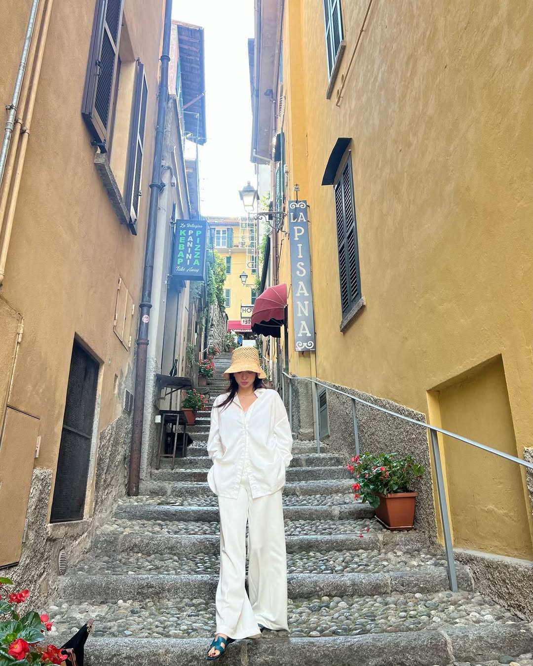 Mỹ nh&acirc;n chỉ cao 1m50 nhưng mặc đẹp kh&ocirc;ng trượt ph&aacute;t n&agrave;o, xuất hiện ở đ&acirc;u th&igrave; nơi đ&oacute; l&agrave; Paris Fashion Week- Ảnh 2.