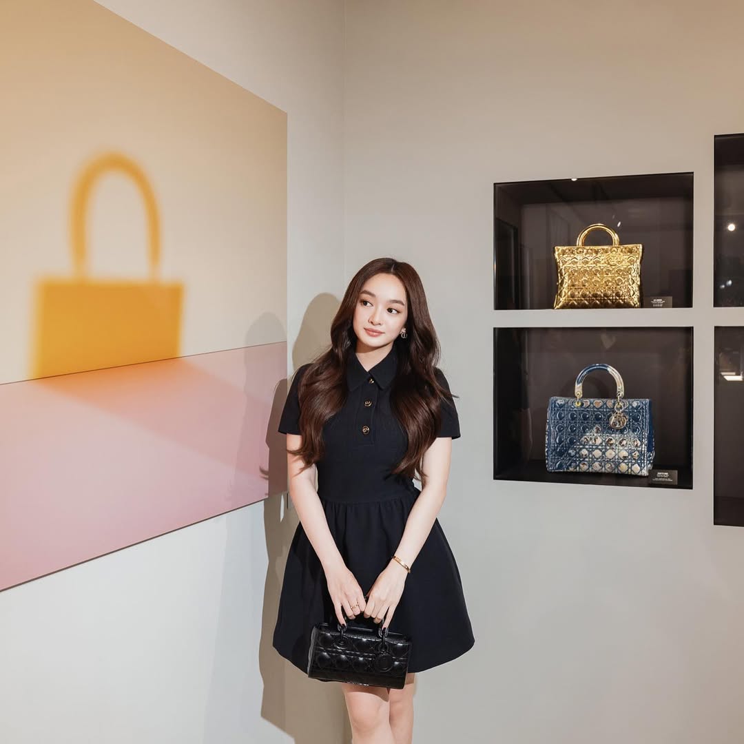 Mỹ nh&acirc;n chỉ cao 1m50 nhưng mặc đẹp kh&ocirc;ng trượt ph&aacute;t n&agrave;o, xuất hiện ở đ&acirc;u th&igrave; nơi đ&oacute; l&agrave; Paris Fashion Week- Ảnh 3.