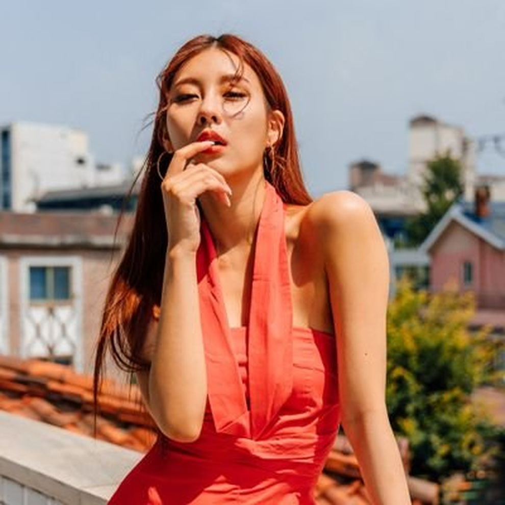 Nữ ca sĩ xinh đẹp hẹn h&ograve; cầu thủ U70 đ&aacute;ng tuổi bố, chỉ hơn mẹ c&ocirc; 4 tuổi g&acirc;y ch&uacute; &yacute;- Ảnh 4.