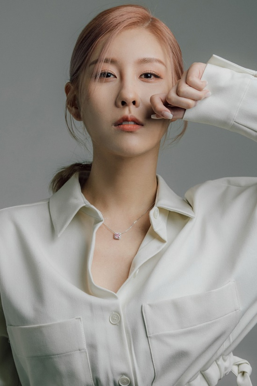 Nữ ca sĩ xinh đẹp hẹn h&ograve; cầu thủ U70 đ&aacute;ng tuổi bố, chỉ hơn mẹ c&ocirc; 4 tuổi g&acirc;y ch&uacute; &yacute;- Ảnh 5.