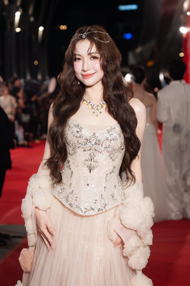 H&ograve;a Minzy da trắng mịn kh&ocirc;ng tỳ vết: Rất chăm d&ugrave;ng 3 m&oacute;n nước l&agrave; "bảo bối" chống gi&agrave;, vừa đẹp da, &ldquo;gọt&rdquo; d&aacute;ng lại khỏe xương khớp- Ảnh 6.