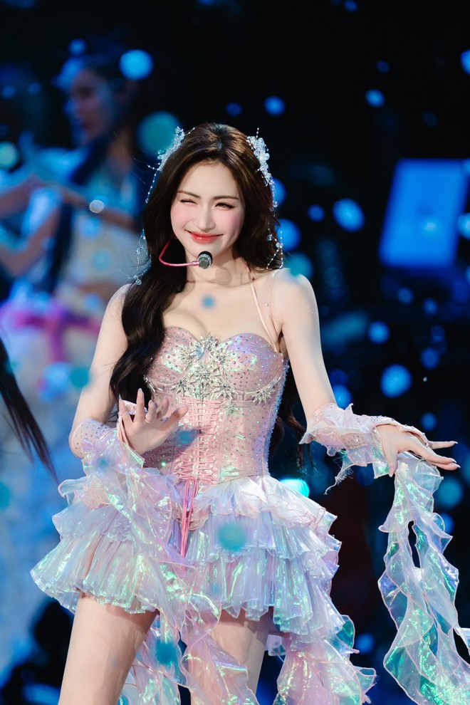 H&ograve;a Minzy da trắng mịn kh&ocirc;ng tỳ vết: Rất chăm d&ugrave;ng 3 m&oacute;n nước l&agrave; "bảo bối" chống gi&agrave;, vừa đẹp da, &ldquo;gọt&rdquo; d&aacute;ng lại khỏe xương khớp- Ảnh 9.