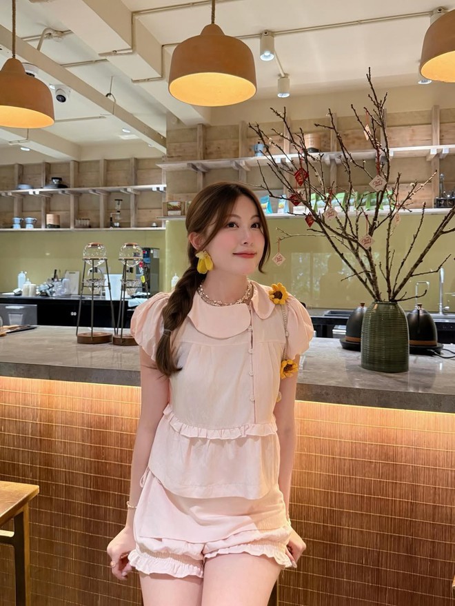 Mỹ nữ đi gi&agrave;y bệt khiến cả c&otilde;i mạng ồn &agrave;o: Bạn g&aacute;i "đỉnh lưu Vbiz", từ nhan sắc đến style đều 0 điểm ch&ecirc;- Ảnh 8.