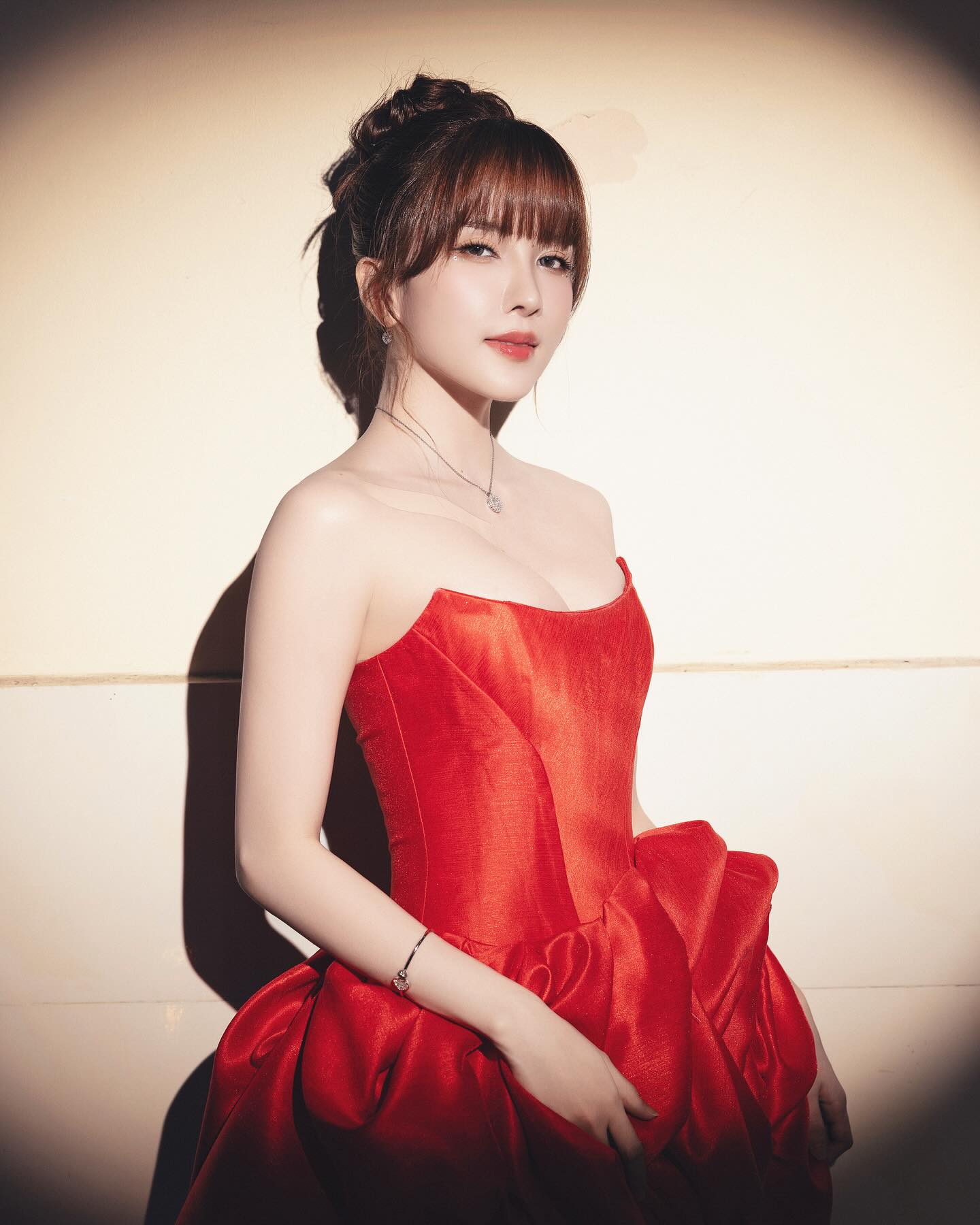 Thiều Bảo Tr&acirc;m diện nội y đỏ gợi cảm, Tiểu Vy cũng bất ngờ "cạnh tranh"- Ảnh 8.