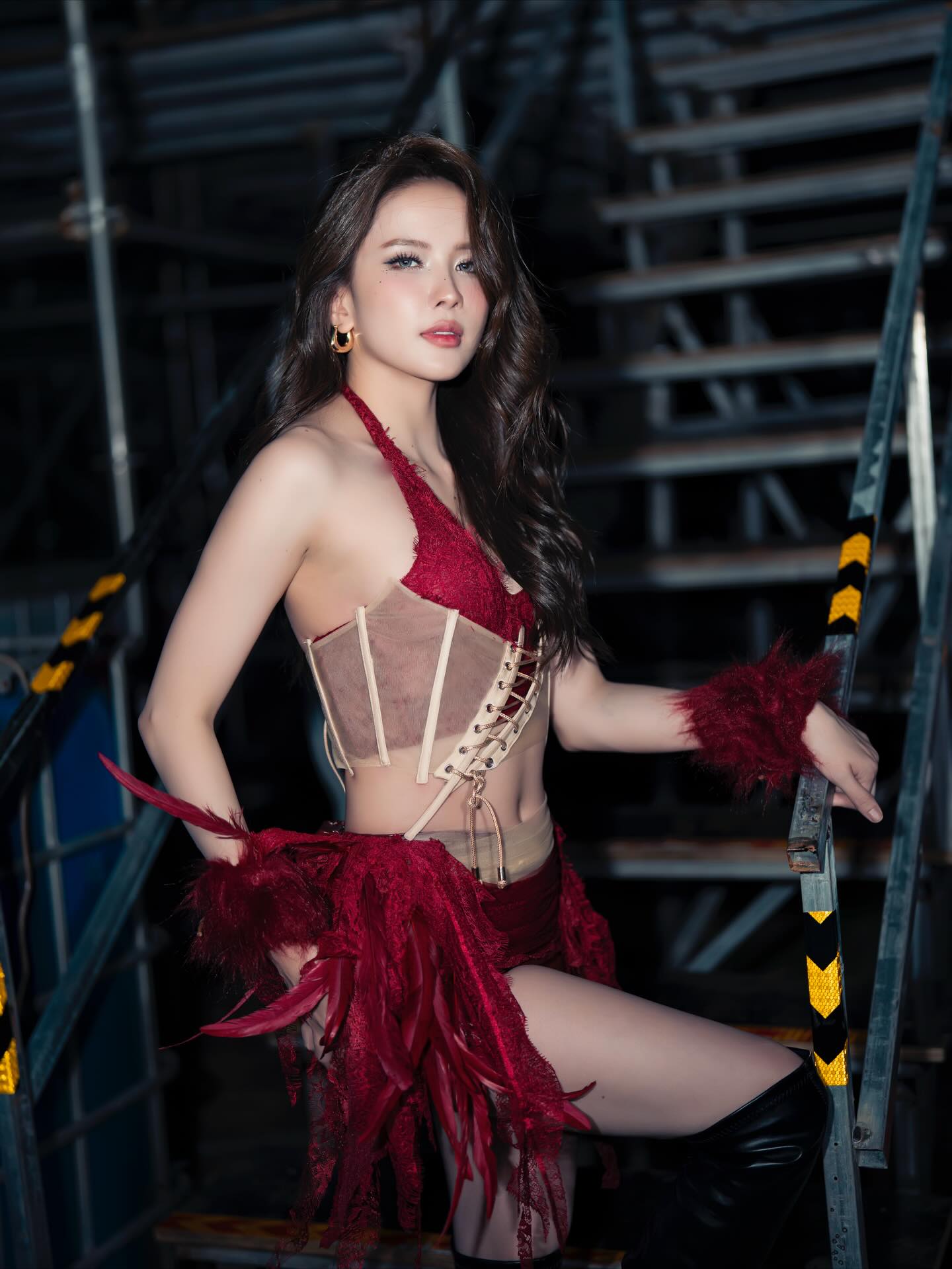 Thiều Bảo Tr&acirc;m diện nội y đỏ gợi cảm, Tiểu Vy cũng bất ngờ "cạnh tranh"- Ảnh 9.