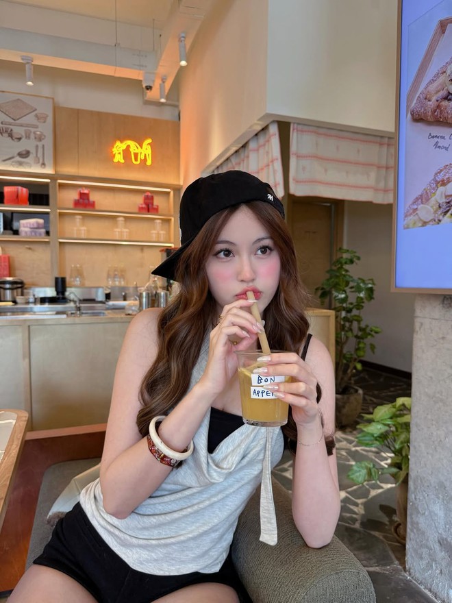 Mỹ nữ đi gi&agrave;y bệt khiến cả c&otilde;i mạng ồn &agrave;o: Bạn g&aacute;i "đỉnh lưu Vbiz", từ nhan sắc đến style đều 0 điểm ch&ecirc;- Ảnh 12.