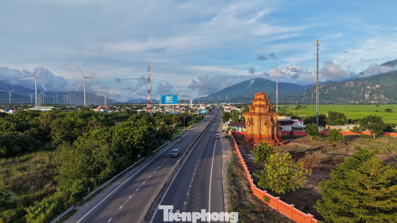 Đẹp lịm tim ho&agrave;ng h&ocirc;n ở c&aacute;nh đồng điện gi&oacute;- Ảnh 1.