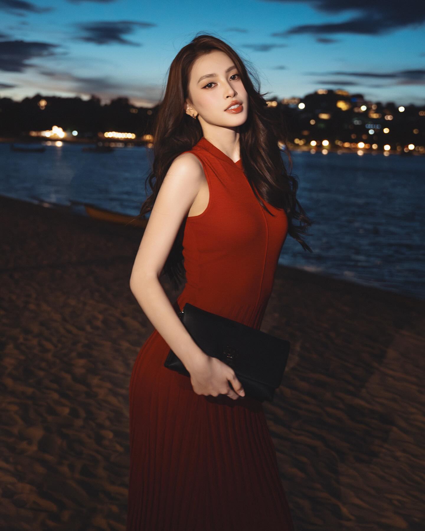 Thiều Bảo Tr&acirc;m diện nội y đỏ gợi cảm, Tiểu Vy cũng bất ngờ "cạnh tranh"- Ảnh 11.