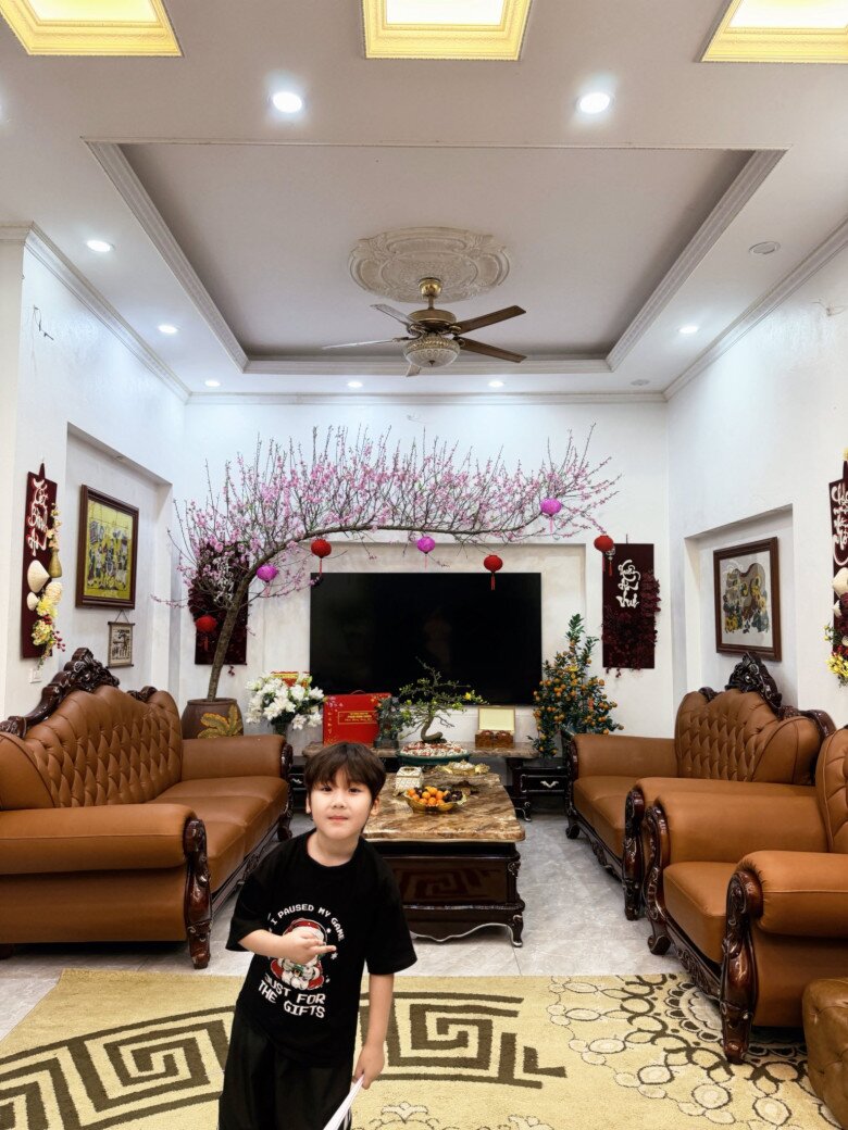 Đại &uacute;y Thăng Văn Cương chăm s&oacute;c con trai H&ograve;a Minzy trong căn biệt thự bề thế ở Bắc Ninh- Ảnh 12.