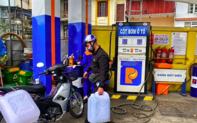 C&ocirc;ng an khuyến c&aacute;o li&ecirc;n quan đến việc mua xăng, dầu: Người d&acirc;n lưu &yacute; c&oacute; thể ảnh hưởng đến t&iacute;nh mạng- Ảnh 1.