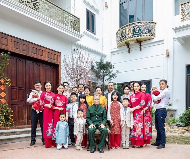 Đại &uacute;y Thăng Văn Cương chăm s&oacute;c con trai H&ograve;a Minzy trong căn biệt thự bề thế ở Bắc Ninh- Ảnh 6.