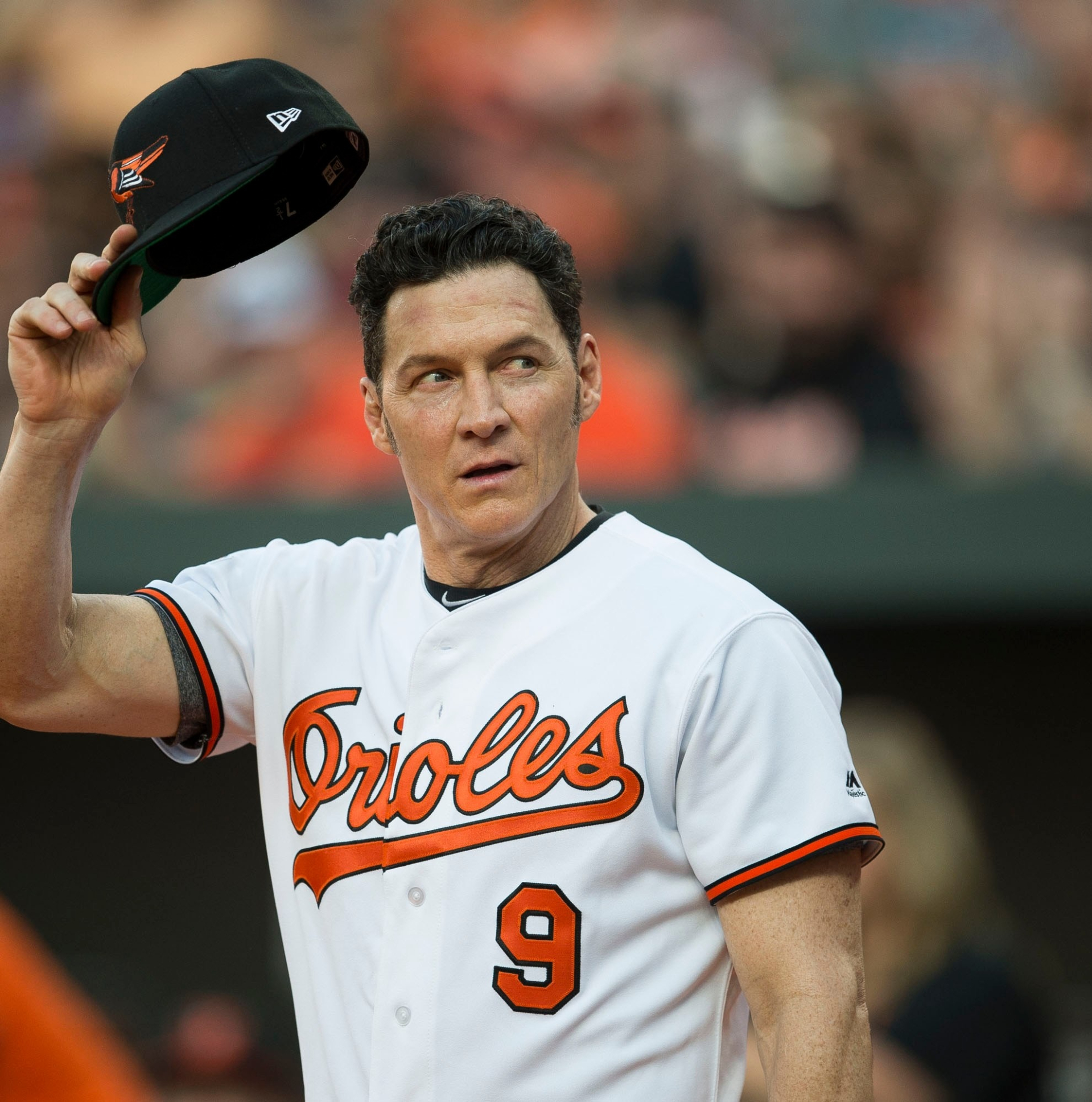 Nữ ca sĩ xinh đẹp hẹn h&ograve; cầu thủ U70 đ&aacute;ng tuổi bố, chỉ hơn mẹ c&ocirc; 4 tuổi g&acirc;y ch&uacute; &yacute;- Ảnh 7.