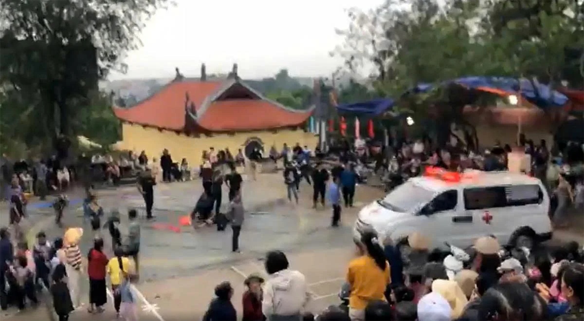 Đ&ocirc; vật bất ngờ bị chấn thương khi thi đấu tại lễ hội vật ở H&agrave; Nội, phải đưa đi bệnh viện: T&igrave;nh h&igrave;nh sức khỏe ra sao?- Ảnh 1.