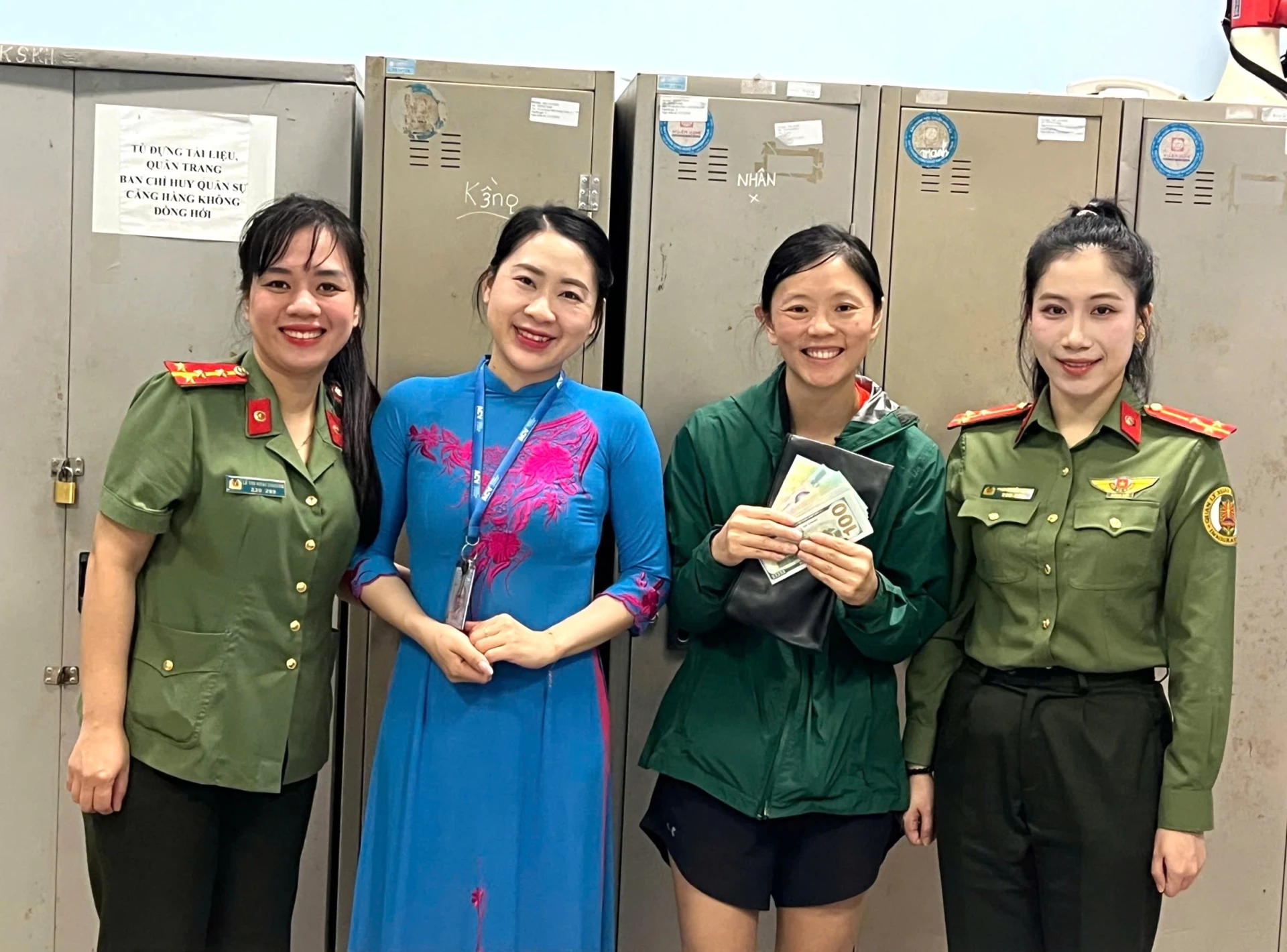 Nữ du kh&aacute;ch Mỹ bỏ qu&ecirc;n v&iacute; chứa h&agrave;ng ng&agrave;n USD ở s&acirc;n bay Đồng Hới- Ảnh 1.