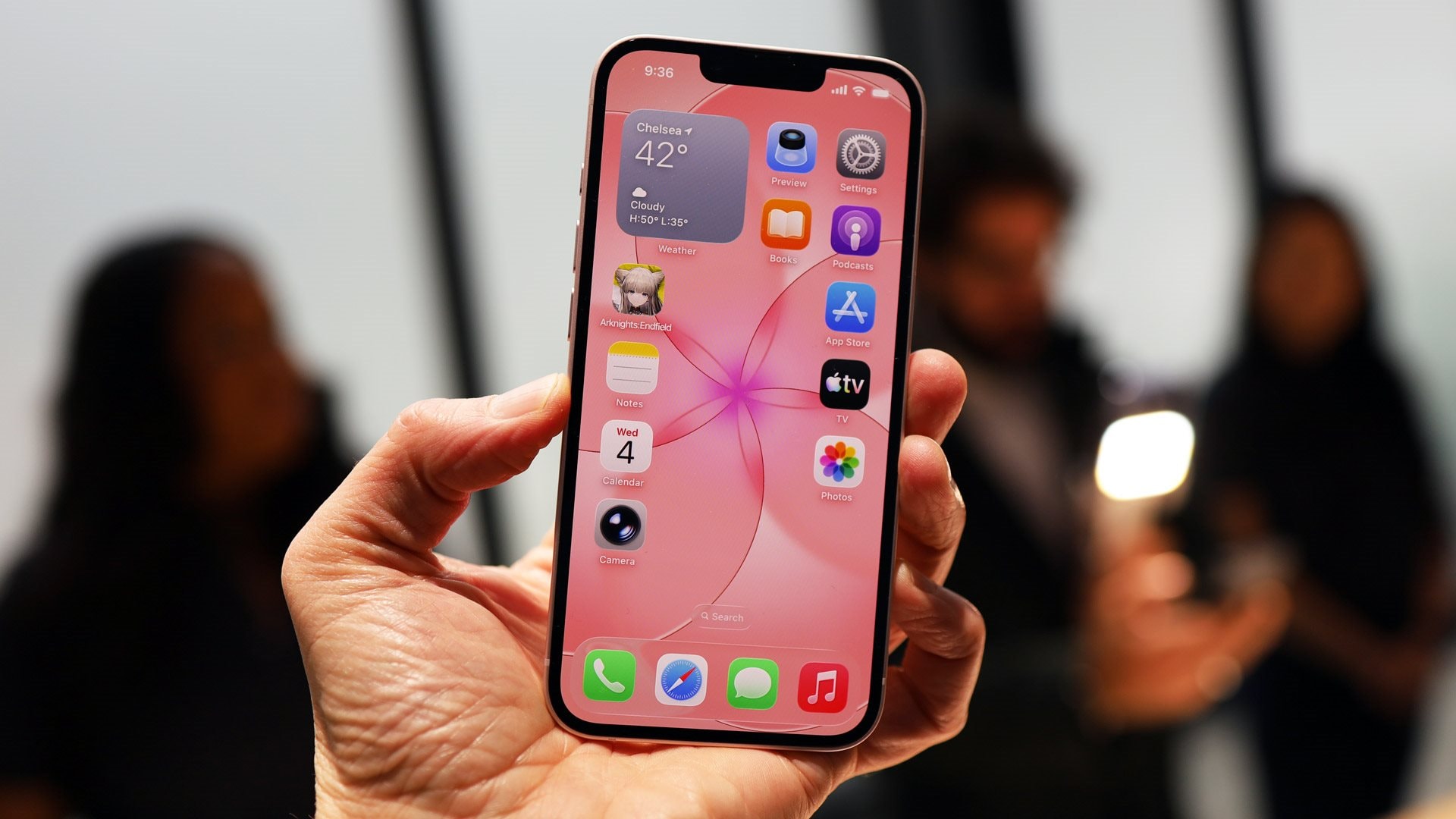 Chiếc iPhone mới l&ecirc;n kệ ở Việt Nam, đ&aacute;ng mua nhất hiện tại: Rẻ hơn iPhone 17 đến 6 triệu, chip A19, RAM 8GB- Ảnh 2.