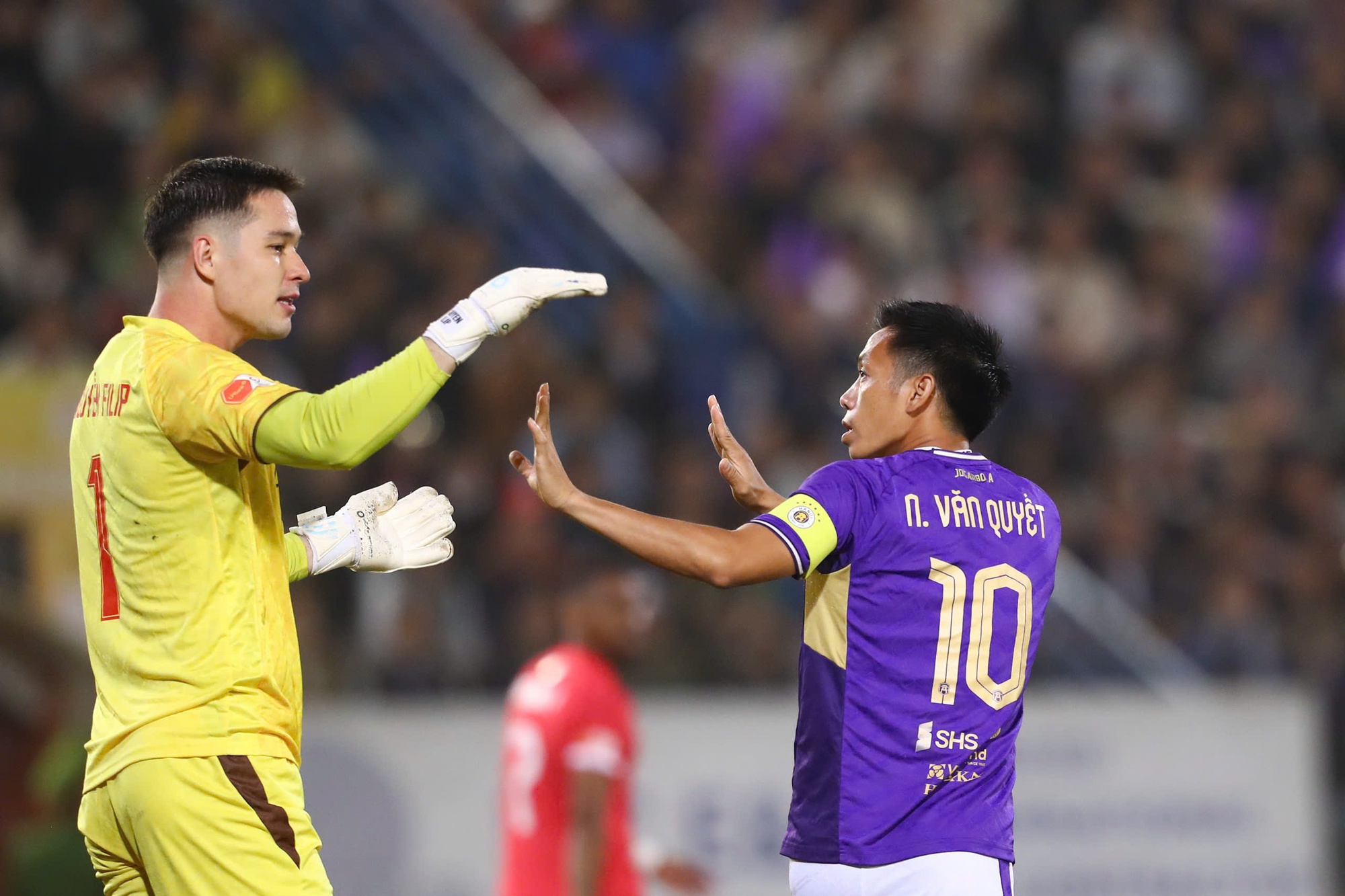Màn va chạm cực căng ở V.League: Đình Bắc nổi cáu, Văn Hậu "đánh nguội" khiến Văn Quyết tức giận- Ảnh 2. Màn va chạm cực căng ở V.League: Đình Bắc nổi cáu, Văn Hậu "đánh nguội" khiến Văn Quyết tức giận- Ảnh 2.