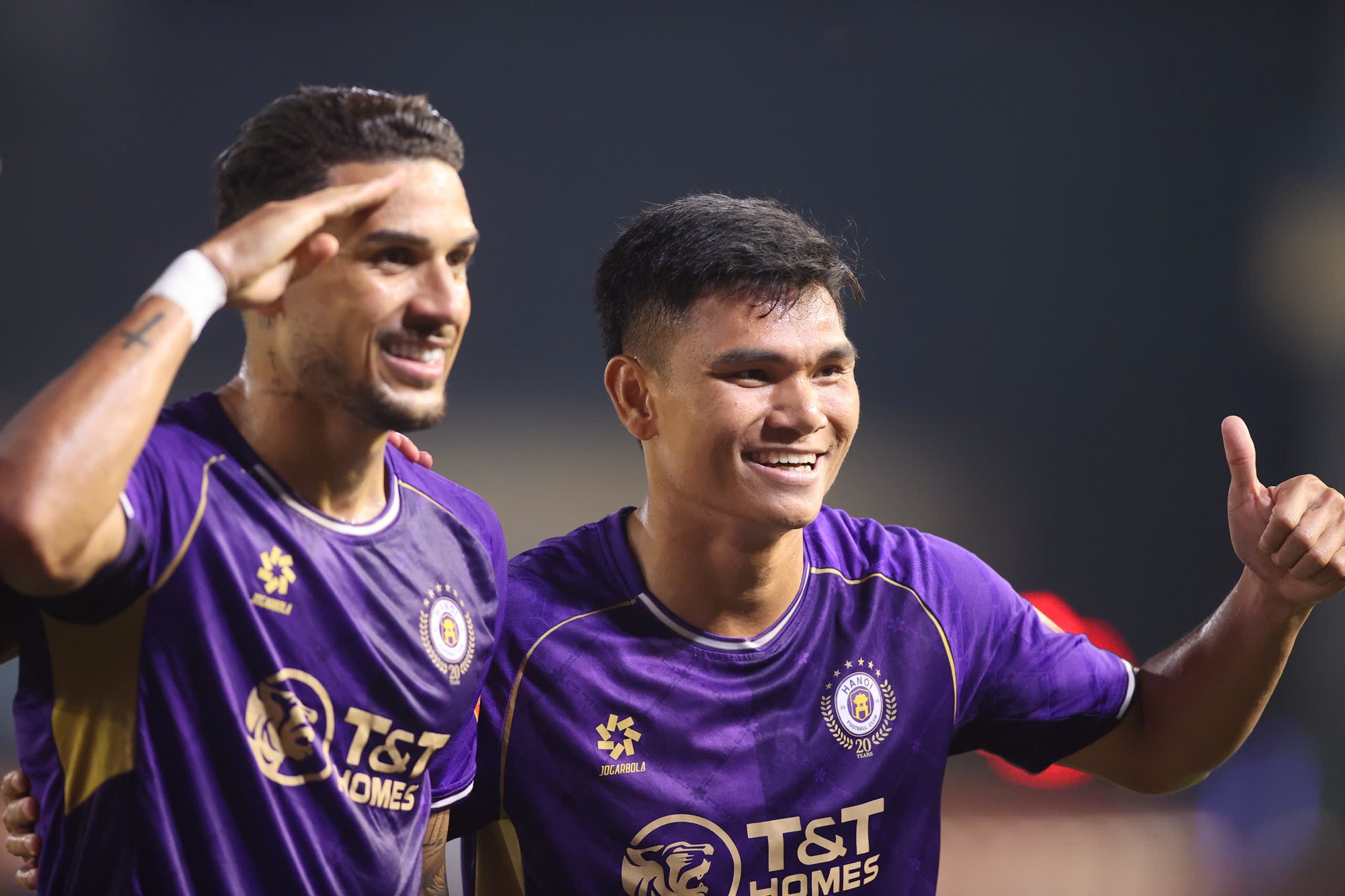 Màn va chạm cực căng ở V.League: Đình Bắc nổi cáu, Văn Hậu "đánh nguội" khiến Văn Quyết tức giận- Ảnh 8. Màn va chạm cực căng ở V.League: Đình Bắc nổi cáu, Văn Hậu "đánh nguội" khiến Văn Quyết tức giận- Ảnh 8.