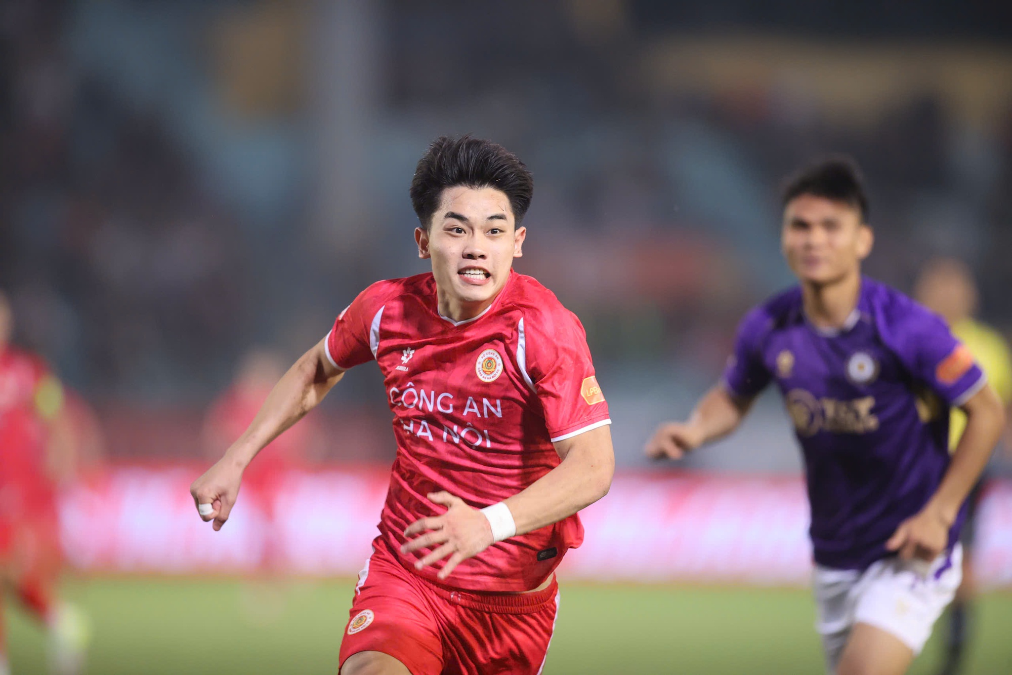Màn va chạm cực căng ở V.League: Đình Bắc nổi cáu, Văn Hậu "đánh nguội" khiến Văn Quyết tức giận- Ảnh 6. Màn va chạm cực căng ở V.League: Đình Bắc nổi cáu, Văn Hậu "đánh nguội" khiến Văn Quyết tức giận- Ảnh 6.