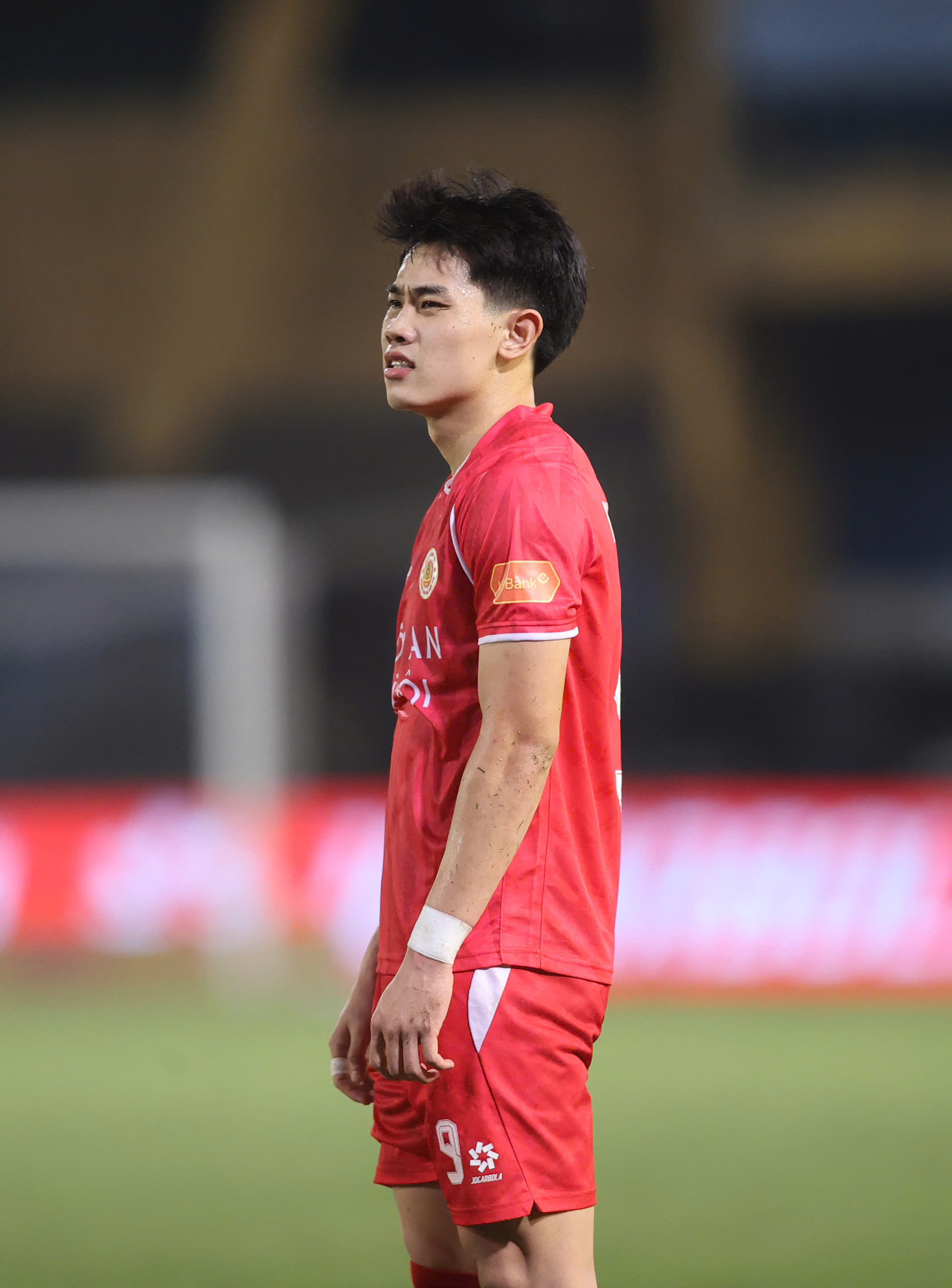 Màn va chạm cực căng ở V.League: Đình Bắc nổi cáu, Văn Hậu "đánh nguội" khiến Văn Quyết tức giận- Ảnh 5. Màn va chạm cực căng ở V.League: Đình Bắc nổi cáu, Văn Hậu "đánh nguội" khiến Văn Quyết tức giận- Ảnh 5.