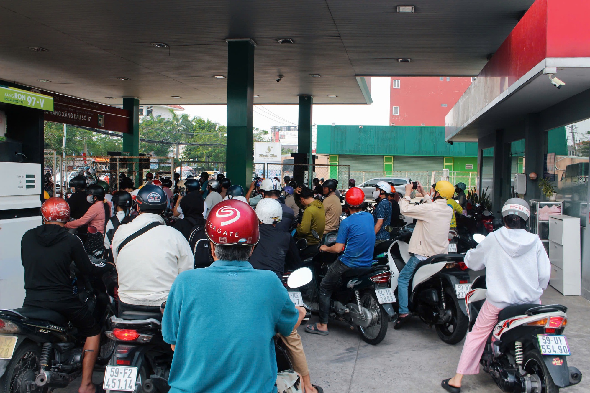Giữa trưa, c&acirc;y xăng ở TP HCM ken k&iacute;n người chờ đổ xăng- Ảnh 1.