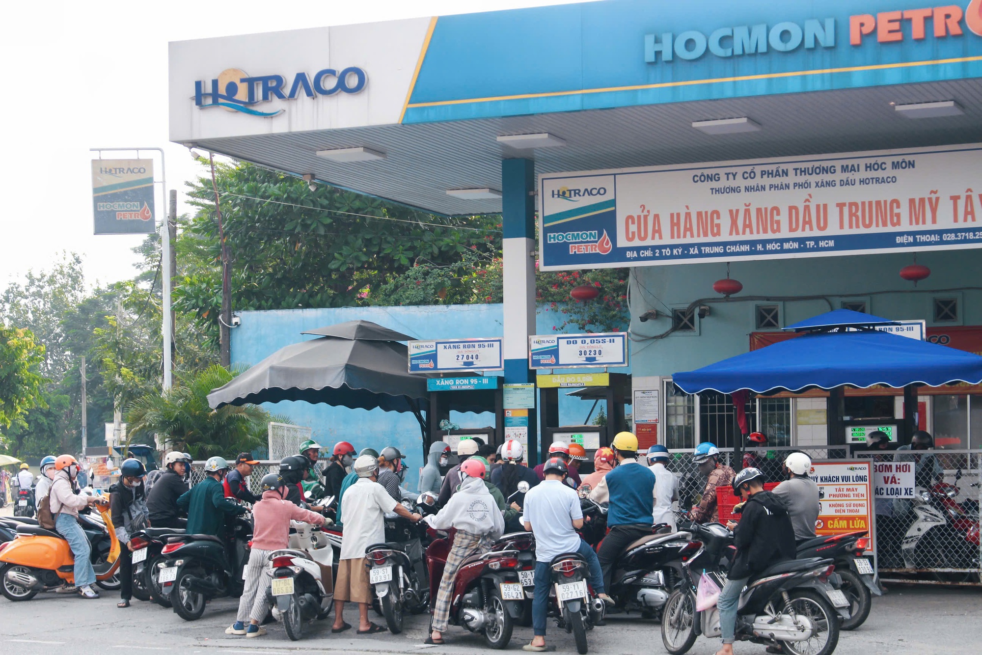 Giữa trưa, c&acirc;y xăng ở TP HCM ken k&iacute;n người chờ đổ xăng- Ảnh 9.