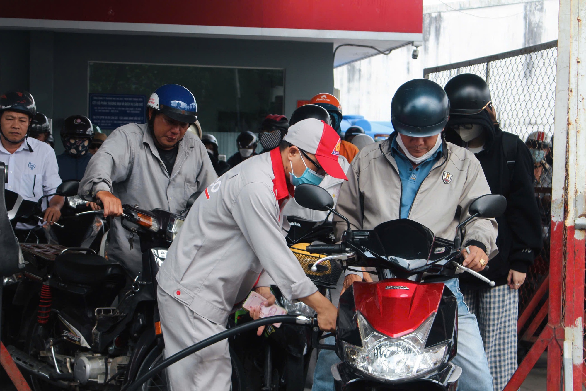 Giữa trưa, c&acirc;y xăng ở TP HCM ken k&iacute;n người chờ đổ xăng- Ảnh 2.