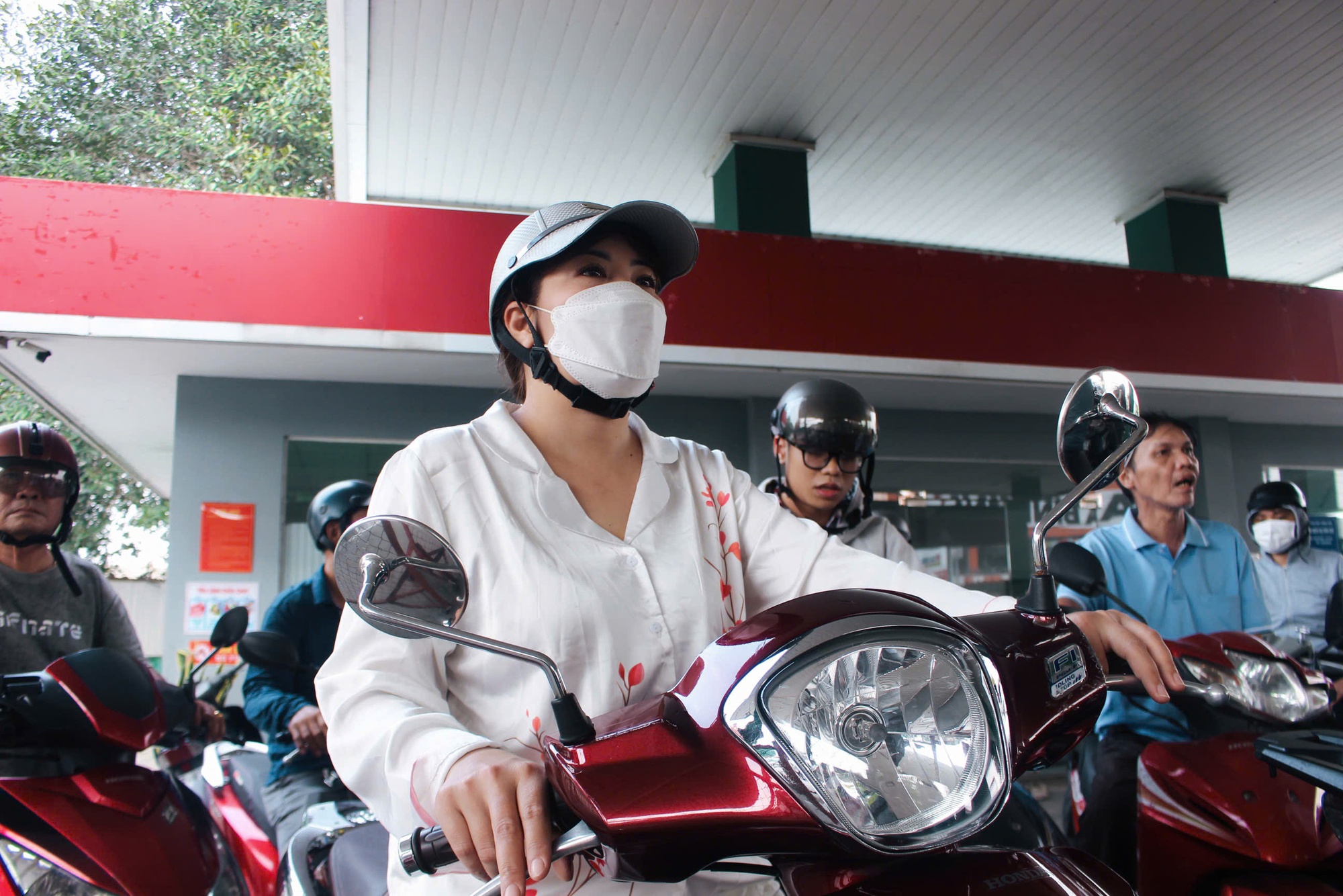 Giữa trưa, c&acirc;y xăng ở TP HCM ken k&iacute;n người chờ đổ xăng- Ảnh 4.