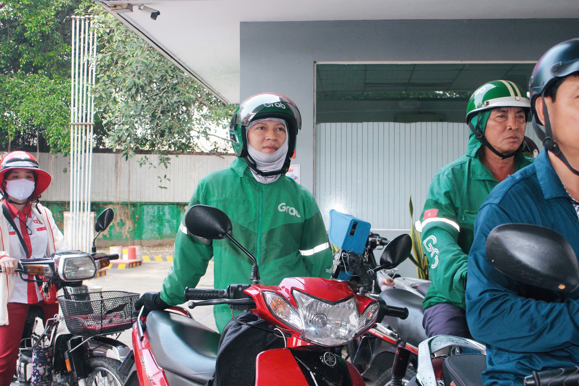 Giữa trưa, c&acirc;y xăng ở TP HCM ken k&iacute;n người chờ đổ xăng- Ảnh 5.