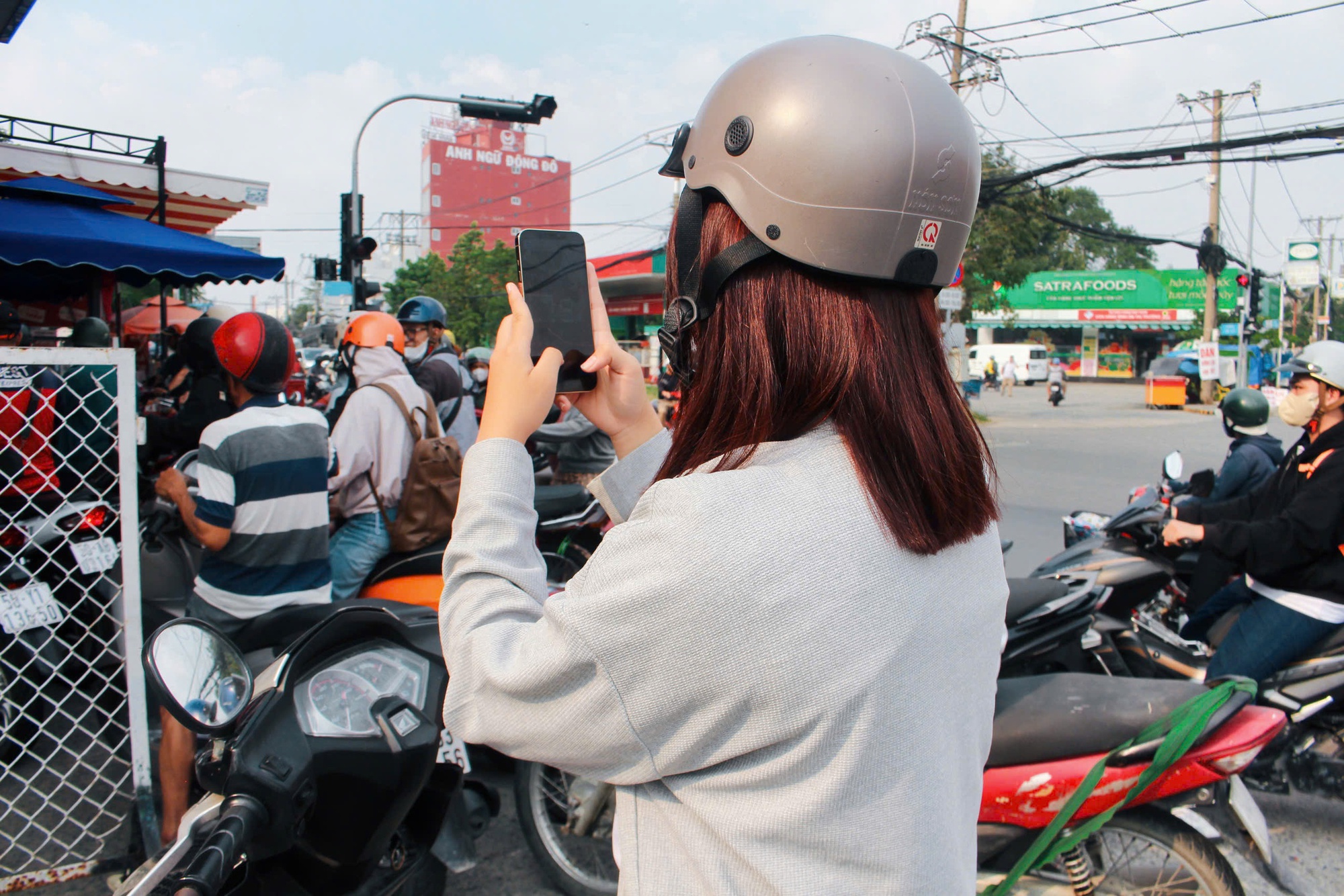 Giữa trưa, c&acirc;y xăng ở TP HCM ken k&iacute;n người chờ đổ xăng- Ảnh 10.