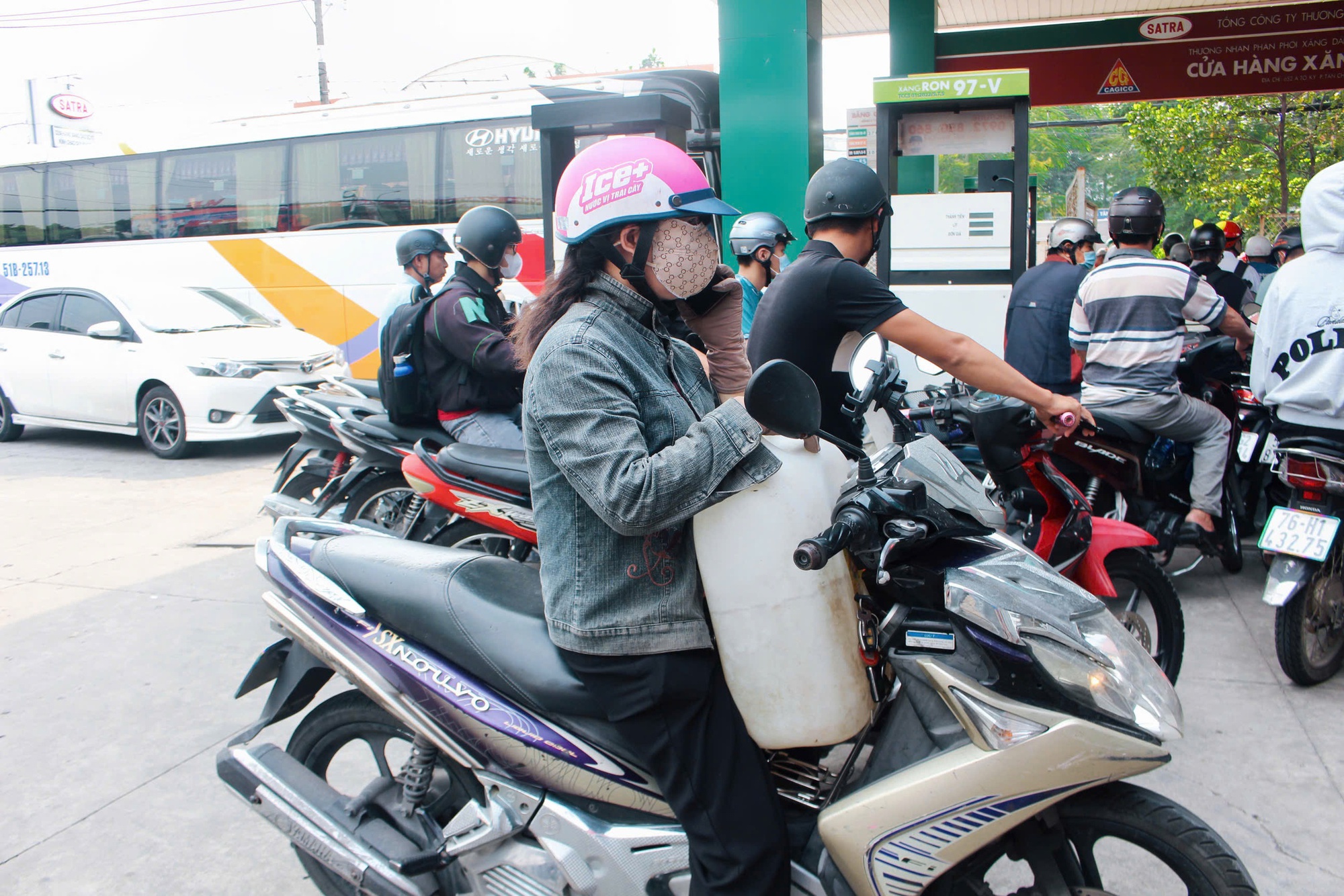 Giữa trưa, c&acirc;y xăng ở TP HCM ken k&iacute;n người chờ đổ xăng- Ảnh 7.