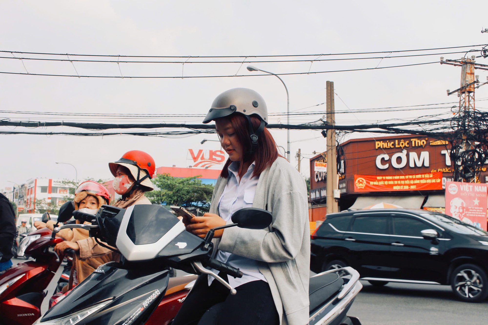 Giữa trưa, c&acirc;y xăng ở TP HCM ken k&iacute;n người chờ đổ xăng- Ảnh 11.