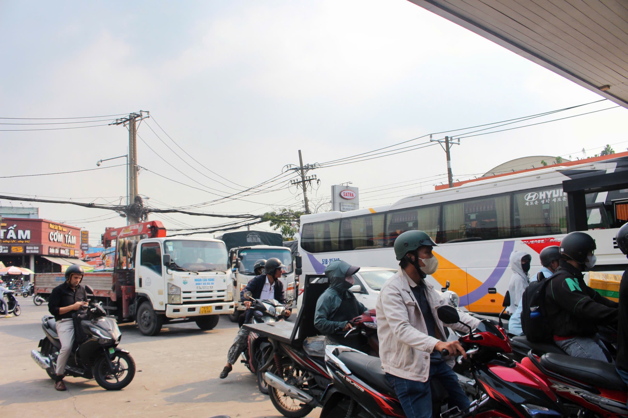 Giữa trưa, c&acirc;y xăng ở TP HCM ken k&iacute;n người chờ đổ xăng- Ảnh 3.