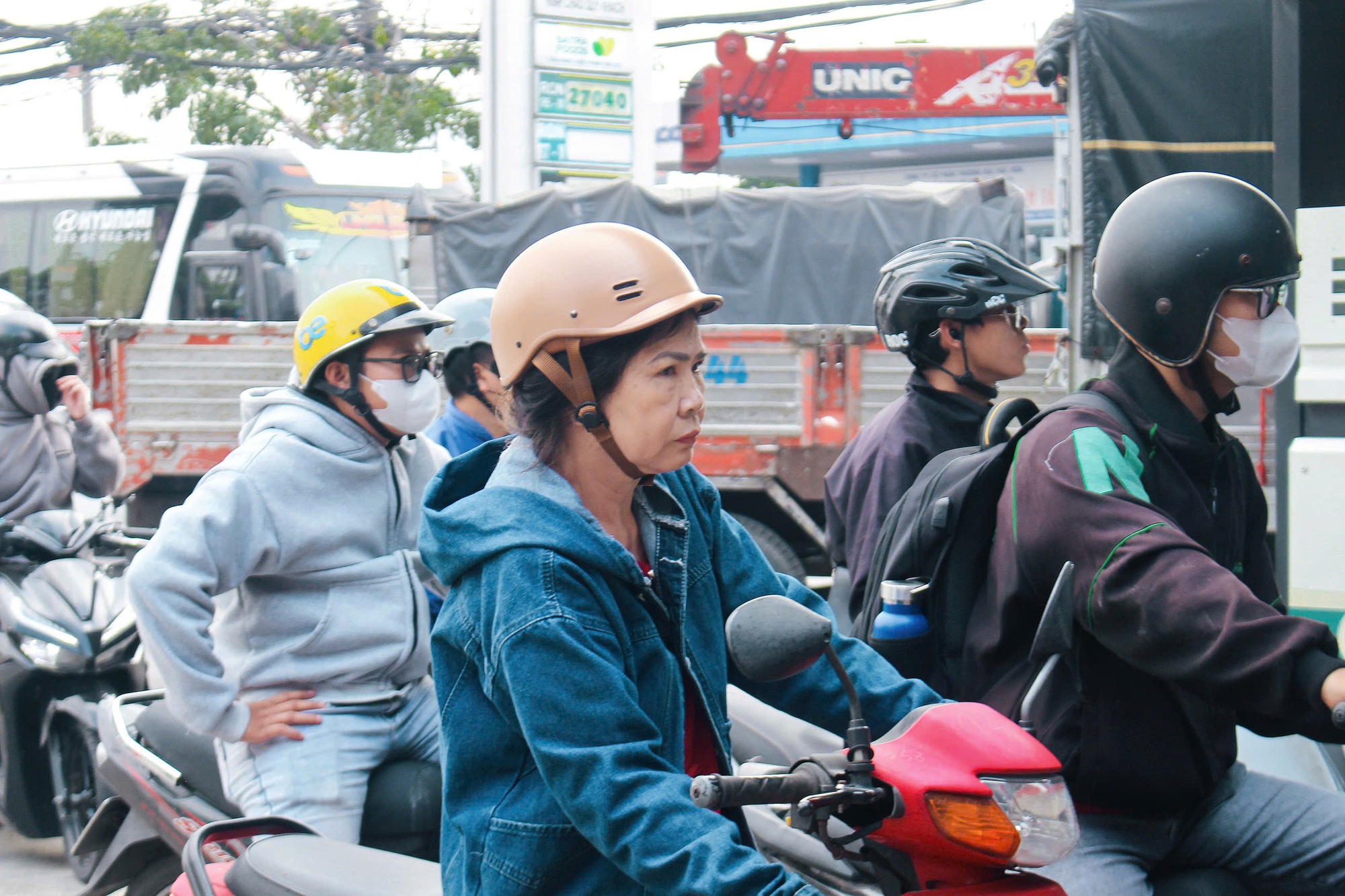 Giữa trưa, c&acirc;y xăng ở TP HCM ken k&iacute;n người chờ đổ xăng- Ảnh 6.