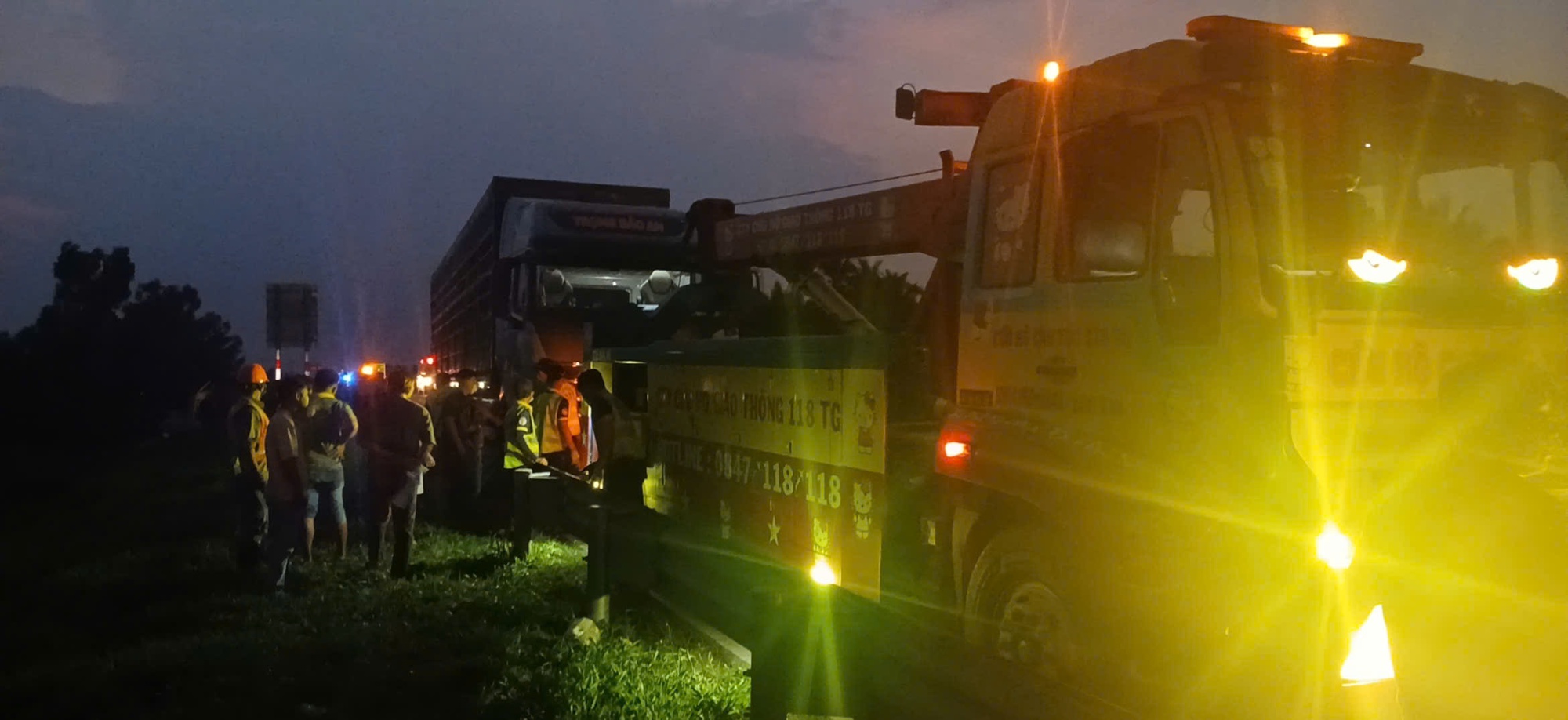 Tai nạn tr&ecirc;n tuyến cao tốc Trung Lương - Mỹ Thuận, phụ xế tử vong trong cabin- Ảnh 3.