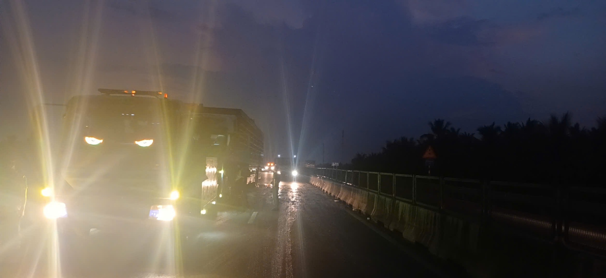 Tai nạn tr&ecirc;n tuyến cao tốc Trung Lương - Mỹ Thuận, phụ xế tử vong trong cabin- Ảnh 4.