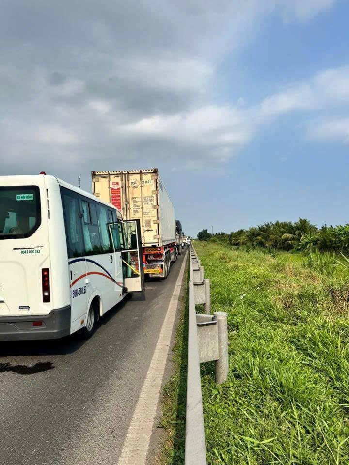 Tai nạn tr&ecirc;n tuyến cao tốc Trung Lương - Mỹ Thuận, phụ xế tử vong trong cabin- Ảnh 5.