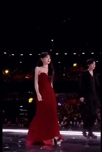 Showbiz c&oacute; mỹ nh&acirc;n &ldquo;mặt học sinh body phụ huynh&rdquo;: Mặc đẹp kh&ocirc;ng trượt lần n&agrave;o, xuất hiện ở đ&acirc;u th&igrave; nơi đ&oacute; như Milano- Ảnh 1.