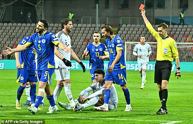 Cầu thủ Italy gục ngã vì lại lỡ hẹn World Cup, 20 năm trượt dài từ đỉnh cao vô địch thế giới- Ảnh 1. Cầu thủ Italy gục ngã vì lại lỡ hẹn World Cup, 20 năm trượt dài từ đỉnh cao vô địch thế giới- Ảnh 1.