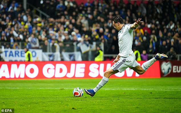 Cầu thủ Italy gục ngã vì lại lỡ hẹn World Cup, 20 năm trượt dài từ đỉnh cao vô địch thế giới- Ảnh 2. Cầu thủ Italy gục ngã vì lại lỡ hẹn World Cup, 20 năm trượt dài từ đỉnh cao vô địch thế giới- Ảnh 2.