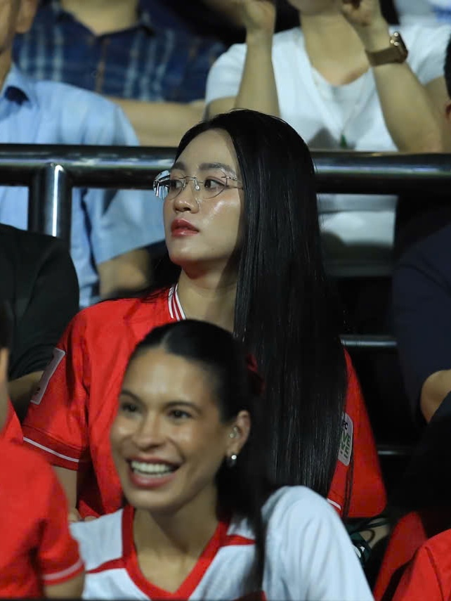 &Aacute;i nữ cựu chủ tịch CLB S&agrave;i G&ograve;n h&oacute;a n&agrave;ng thơ, chiếm trọn spotlight đi cổ vũ Duy Mạnh- Ảnh 7.