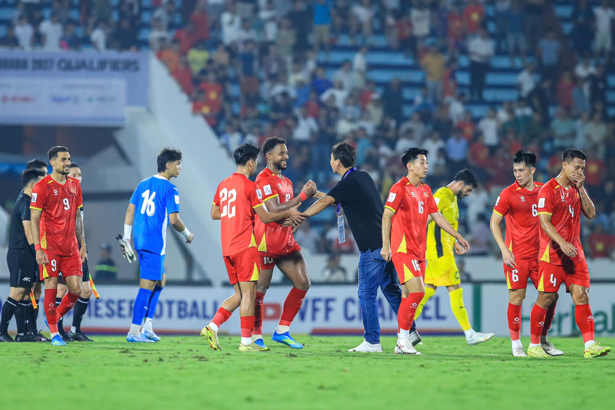 Khoảnh khắc HLV Kim Sang-sik ôm động viên từng học trò, ĐT Việt Nam chia tay nhau sau chiến thắng tưng bừng trước Malaysia- Ảnh 5. Khoảnh khắc HLV Kim Sang-sik ôm động viên từng học trò, ĐT Việt Nam chia tay nhau sau chiến thắng tưng bừng trước Malaysia- Ảnh 5.